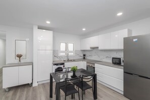 Kühlschrank, Mikrowelle, Ofen, Wasserkocher mit Kaffee-/Teezubehör