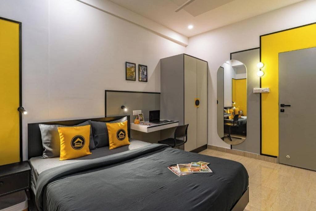 Une chambre à coucher moderne, avec un lit, un bureau et une armoire.