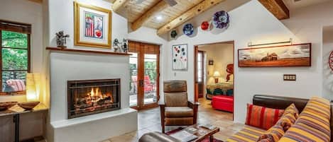 Televisión y chimenea