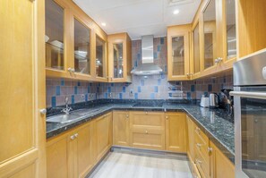 Kjøleskap, mikrobølgeovn, kokeplater og brødrister