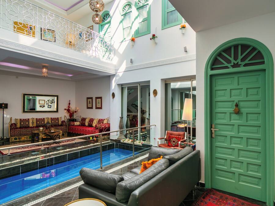 Una piscina cubierta