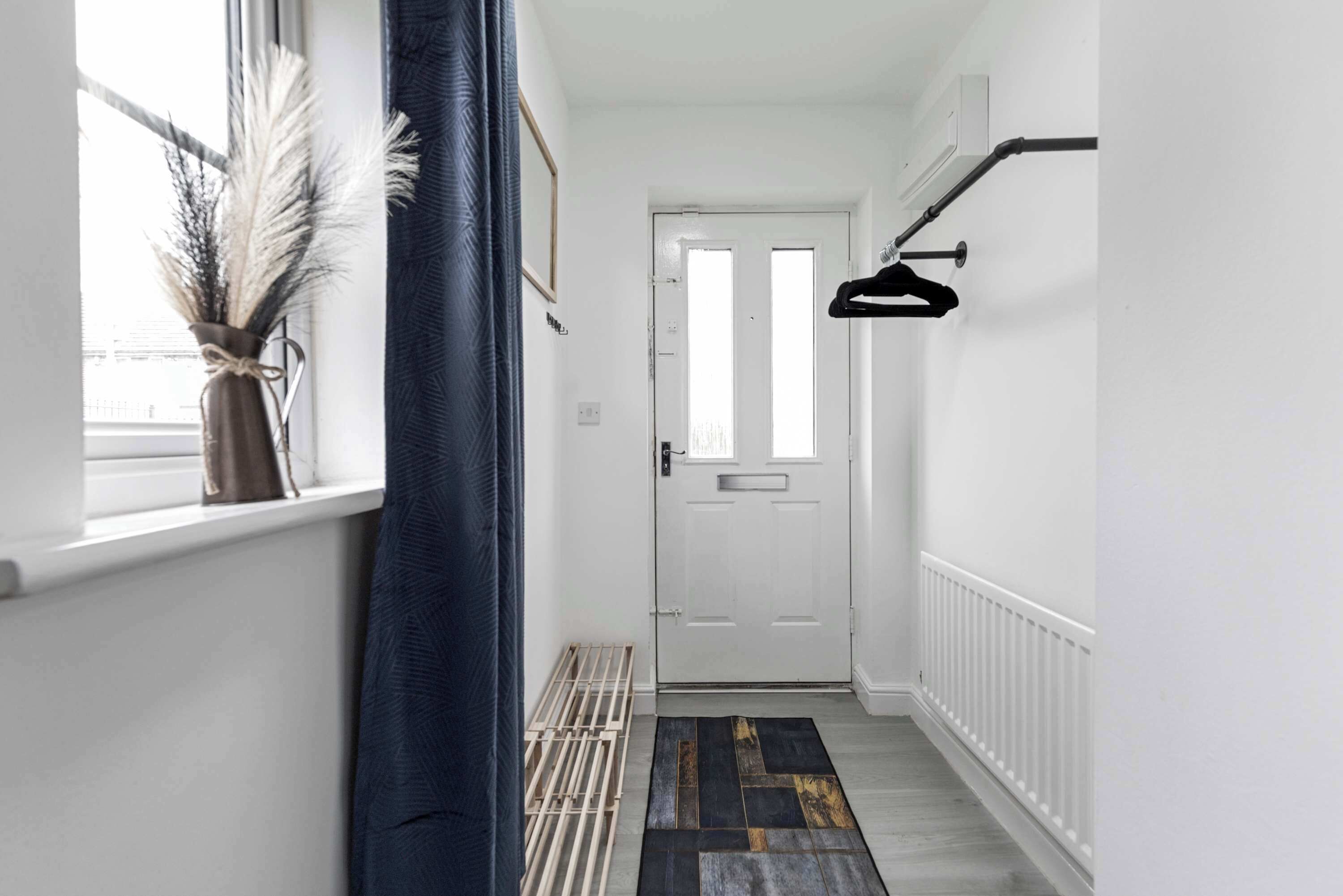 🚪 Welcome home! Step into comfort with our bright and stylish hallway. A cozy entrance with modern decor, warm lighting, and a space to hang your coat. Your comfy stay in Sheffield starts here! 🏡✨