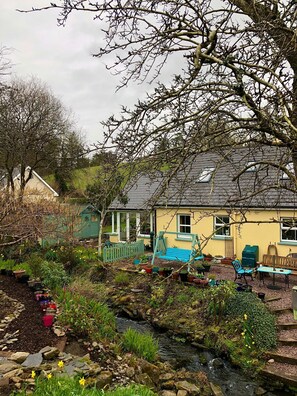 Property grounds - Streamside cottage on the Wild Atlantic Way with WiFi & Parking (Drimoleague)