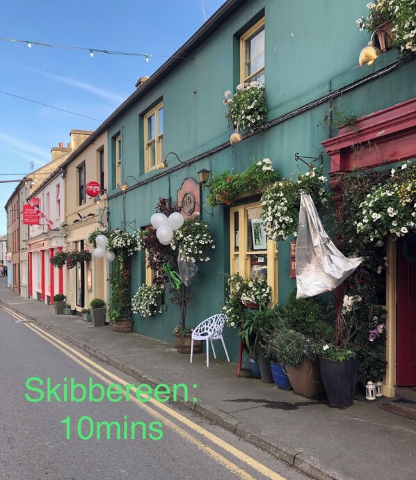 Exterior - Streamside cottage on the Wild Atlantic Way with WiFi & Parking (Drimoleague)