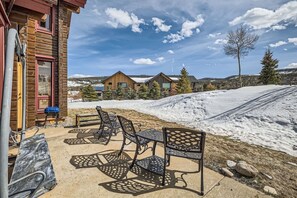 Outdoor dining - Luxury Home for 12 with Hot Tub, Sauna & Mtn Views! (Breckenridge)