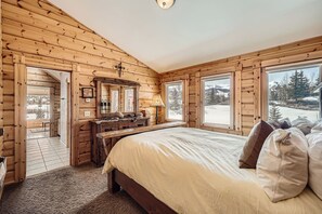 3 bedrooms, desk, iron/ironing board, WiFi - 3BDR with Loft for 8, Hot Tub, Sauna & Mtn Views! (Breckenridge)