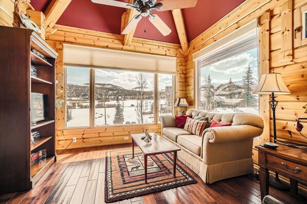 Téléviseur, foyer, lecteur de DVD, bureau