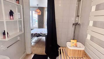 Bruser, miljøvenlige toiletartikler, hårtørrer, håndklæder