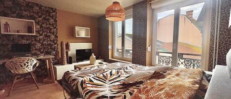 1 bedroom, desk, iron/ironing board, WiFi