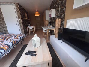 1 Schlafzimmer, Schreibtisch, BĂŒgeleisen/BĂŒgelbrett, WLAN