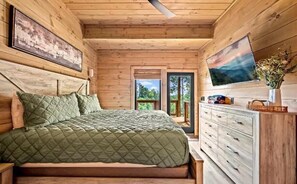 2 bedrooms, iron/ironing board, WiFi, bed sheets - Stunning Cabin for 6 with Hot Tub & Pool Table! (Sevierville)