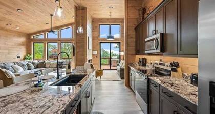 Stunning Cabin for 6 with Hot Tub & Pool Table!