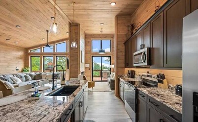 Stunning Cabin for 6 with Hot Tub & Pool Table!