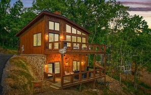 Exterior - Stunning Cabin for 6 with Hot Tub & Pool Table! (Sevierville)