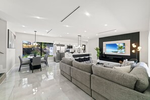 Smart-tv, bordsfotboll och ett bordtennisbord