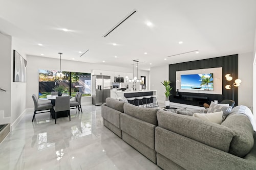 Modern 5BR Dream: Courts/Playground & Heated Pool