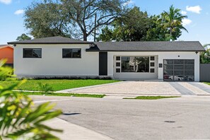 Exterior - Modern 5BR Dream: Heated Pool, Courts & Playground (Miami)