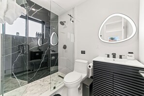 Shower, hair dryer, towels, soap - Modern 5BR Dream: Courts/Playground & Heated Pool (Miami)