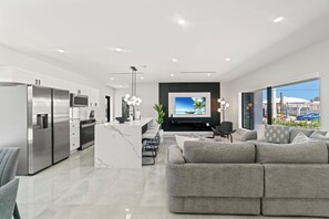 Smart-tv, bordsfotboll och ett bordtennisbord