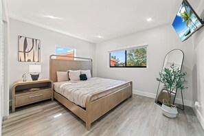 5 bedrooms, iron/ironing board, travel cot, free WiFi - Modern 5BR Dream: Heated Pool, Courts & Playground (Miami)