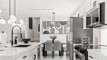 Kjøleskap, mikrobølgeovn, ovn og kokeplater