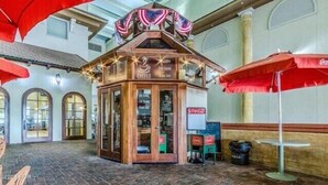 Una cafetería con fachada de madera, puertas de cristal y un letrero de Coca-Cola.