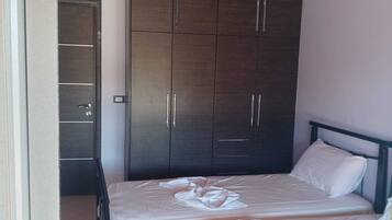 2 bedrooms, in-room safe, iron/ironing board, free WiFi