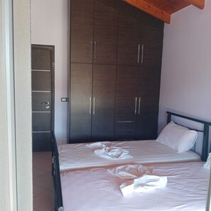 2 bedrooms, in-room safe, iron/ironing board, free WiFi