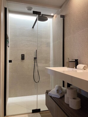 Dusche, Haartrockner, Bidet, Handtücher