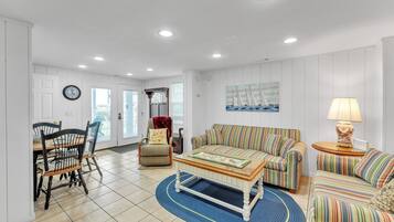 Apartment, 2 Bedrooms | Ruang tamu | TV Pintar