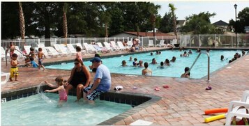 Una piscina techada, una piscina al aire libre