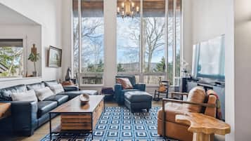 House, 4 Bedrooms | Living area | Smart TV, streaming services