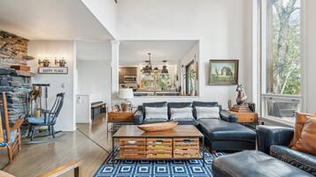 House, 4 Bedrooms | Living area | Smart TV, streaming services