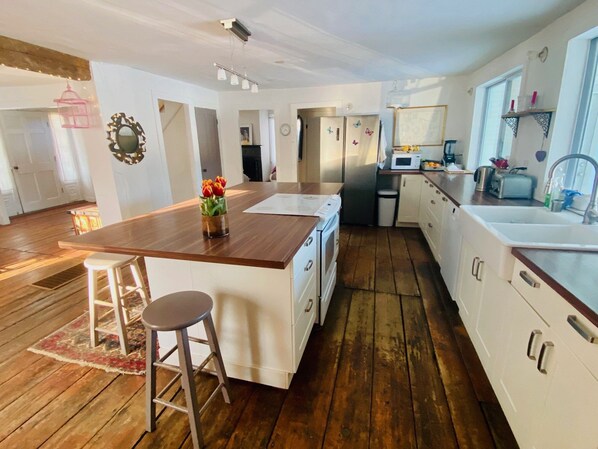 House, 3 Bedrooms | Private kitchen | Fridge, oven, coffee/tea maker, toaster