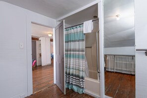 House, 3 Bedrooms | Bathroom | Towels, shampoo