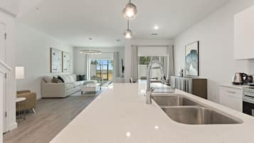 Townhome, 6 Bedrooms | Interior