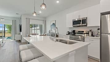 Townhome, 6 Bedrooms | Private kitchen | Fridge, oven, coffee/tea maker, toaster