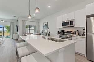 Townhome, 6 Bedrooms | Private kitchen | Fridge, oven, coffee/tea maker, toaster