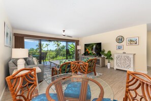 Condo, 2 quartos | Área de estar | Smart TV