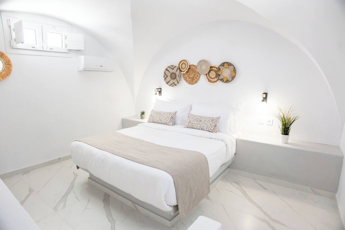 Un dormitorio moderno con cama, mesitas de noche y decoración mural.
