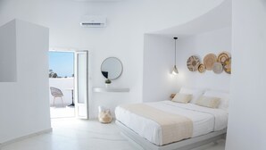 Un dormitorio moderno con cama, un espejo redondo y decoración en la pared.