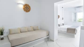 Habitación triple, vistas a la piscina | Zona de estar