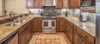 Gorgeous Condo, Mountain Views, Across from Big Sky Resort!