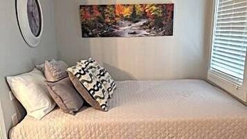 Iron/ironing board, free WiFi, bed sheets