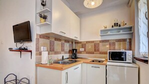 Private kitchen - Relaxing Studio With Lovely Terrace - Kajfes A2 (Fazana)