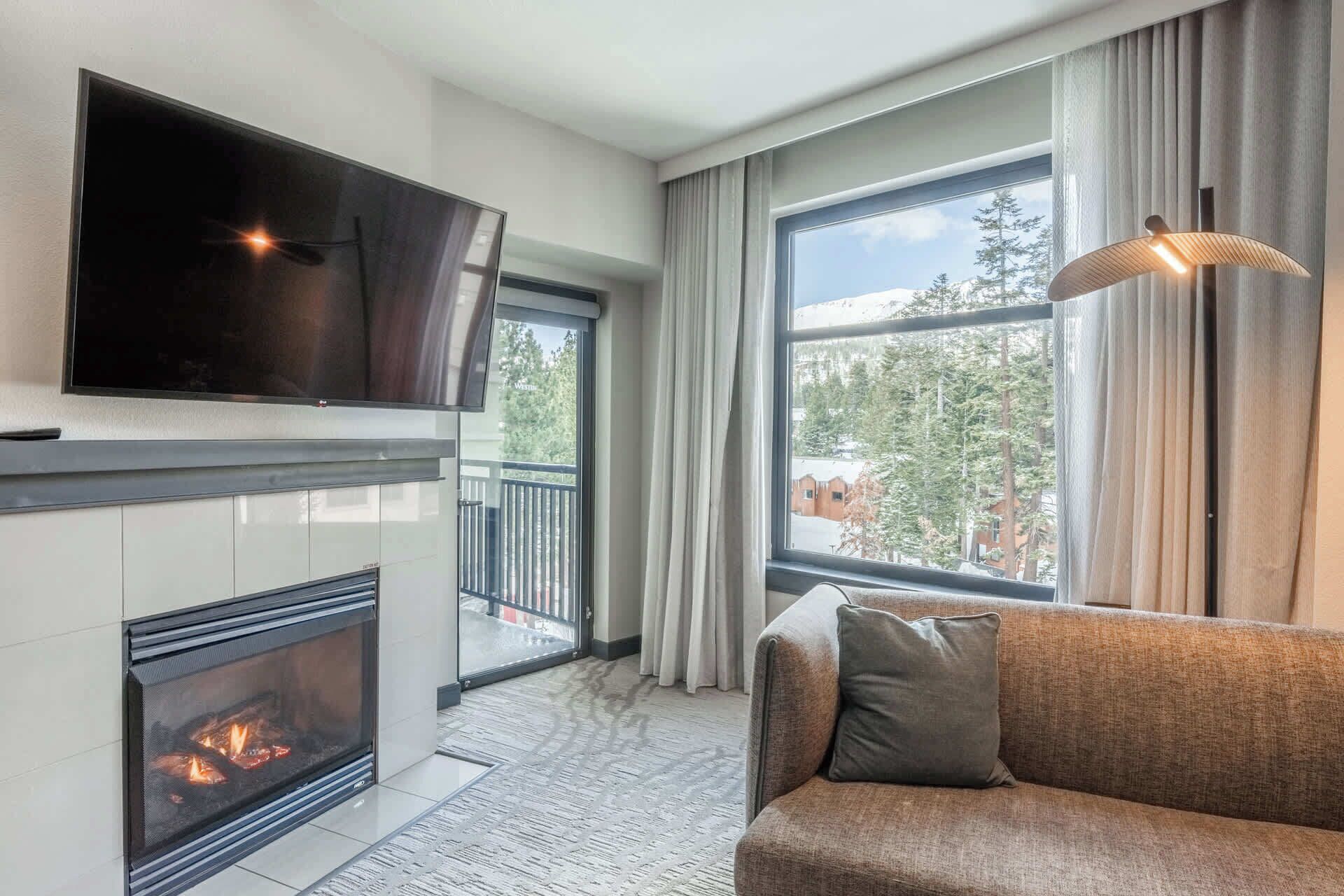 Télévision, cheminée, baby-foot, espaces bureaux