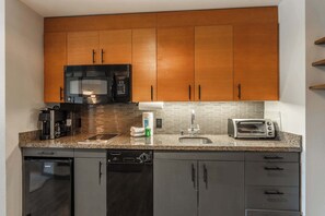 Kühlschrank, Mikrowelle, Herdplatte, Geschirrspüler