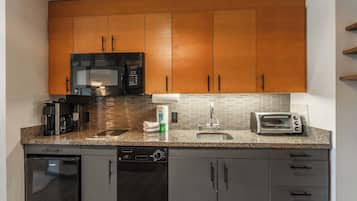 Een koelkast, een magnetron, een kookplaat, een vaatwasser