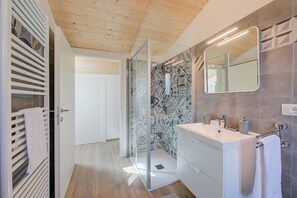 Doccia, asciugacapelli, bidet, asciugamani