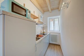 Køleskab, mikrobølgeovn, kogeplade, kaffe-/temaskine